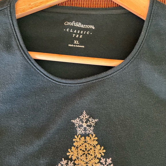 ⬇️Croft & Barrow Women’s Classic Tee Shirt XL Color Forest Green Christmas Tree - Picture 2 of 7